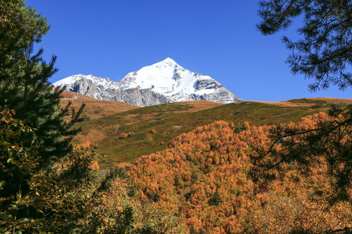 sommet enneigé caucase jour 2 trek mestia ushguli