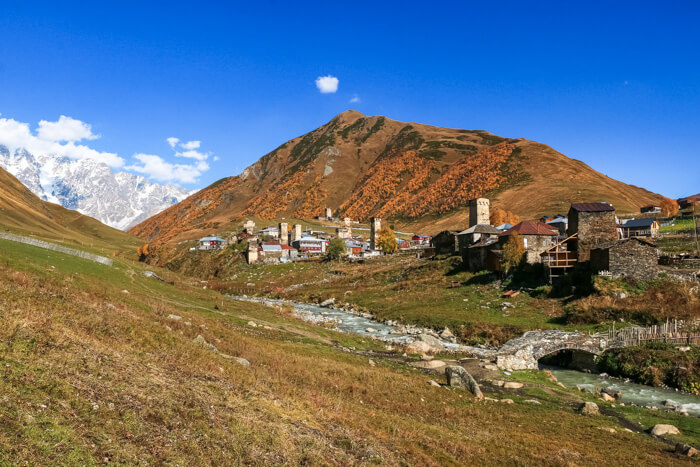 vieux village ushguli sommets caucase
