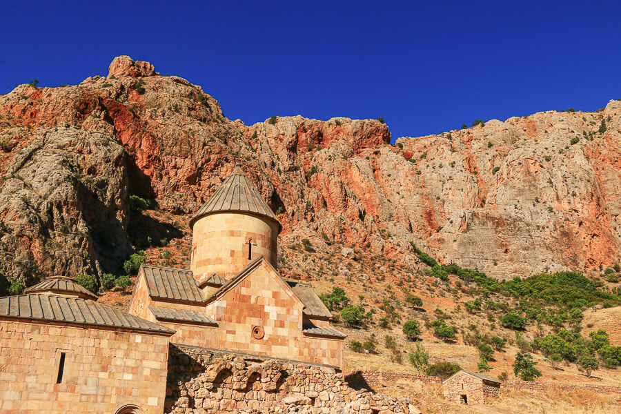 monastere de noravank entouré de falaises rouges