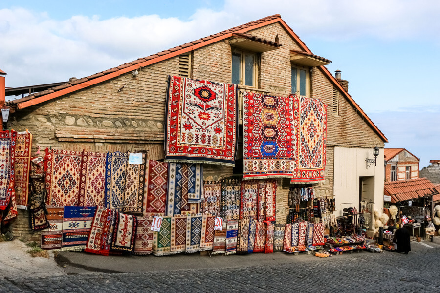 sighnaghi vieille ville vendeur tapis