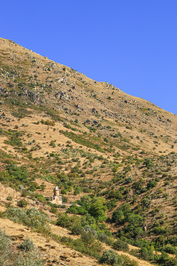 montatère de spitakavor perdu dans les montagnes de Yeghegnadzor
