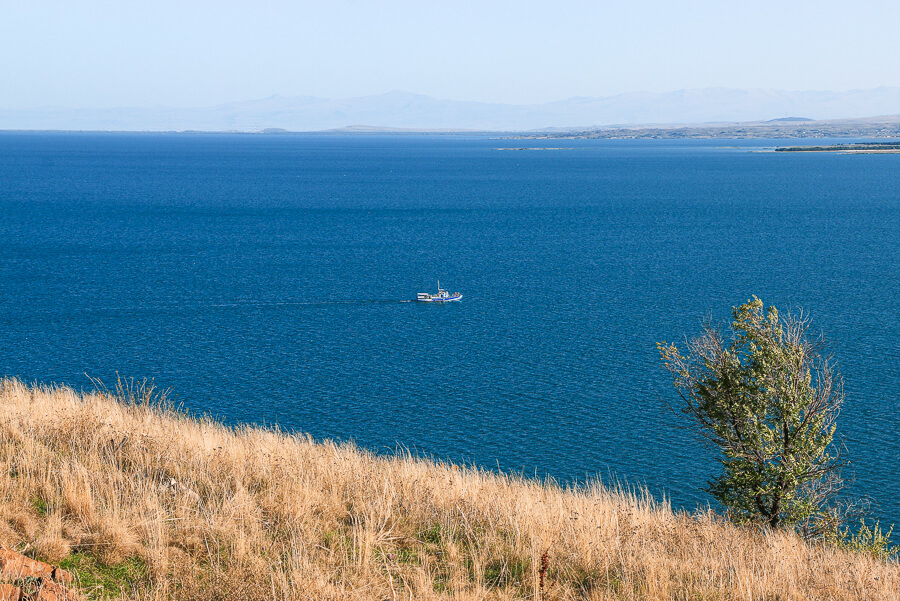 pêcheur sur le lac Sevan