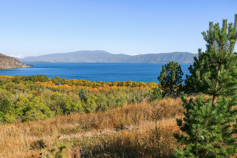 vue sur le lac Sevan depuis la péninsule de Sevanavank
