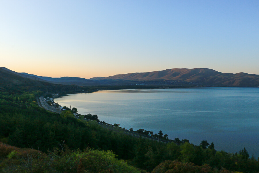 Coucher de soleil sur le lac Sevan en Arménie