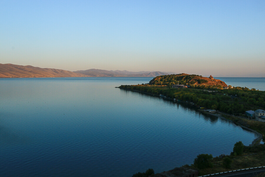 Coucher de soleil lac Sevan Arménie et péninsule de Sevanavank
