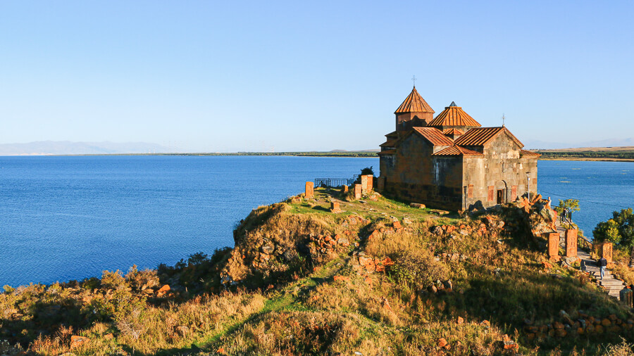 Le monastère de Hayravank au bord du lac Sevan Arménie