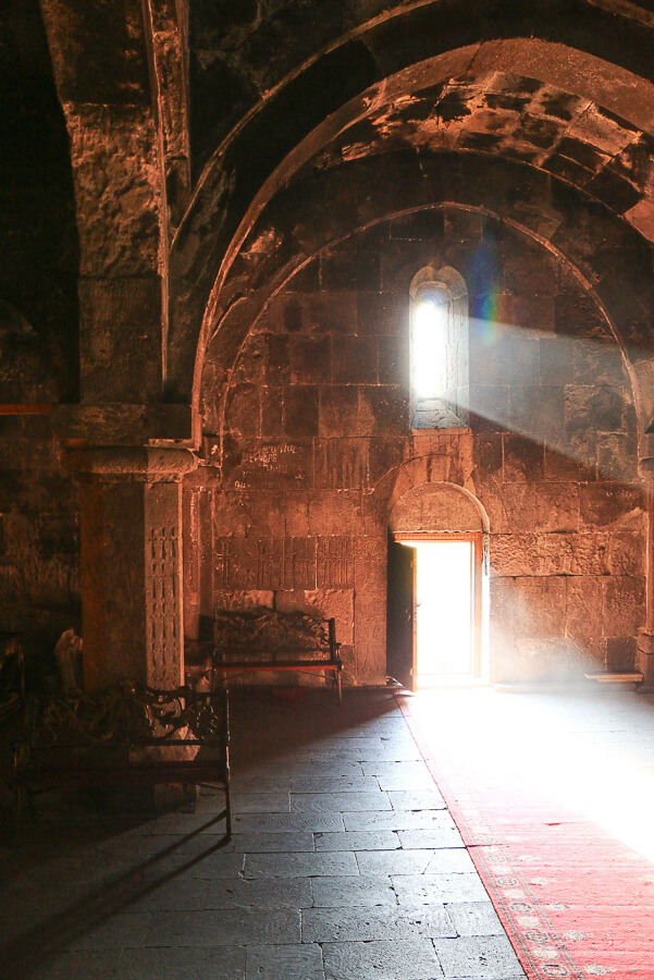 la lumière à l'intérieur du monastère de Hayravank au lac Sevan