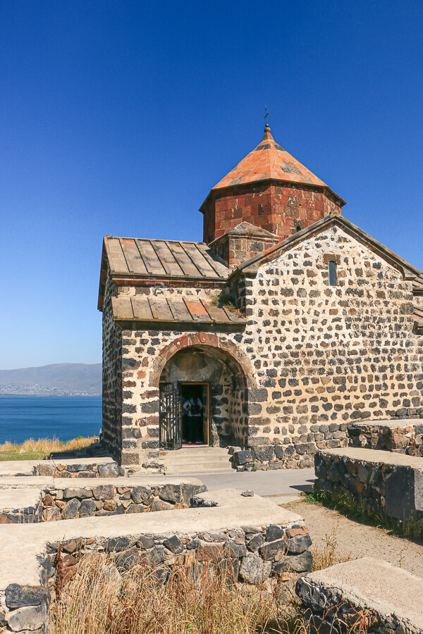 monastère de Sevanavank sur la péninsule au lac Sevan voyage en Arménie