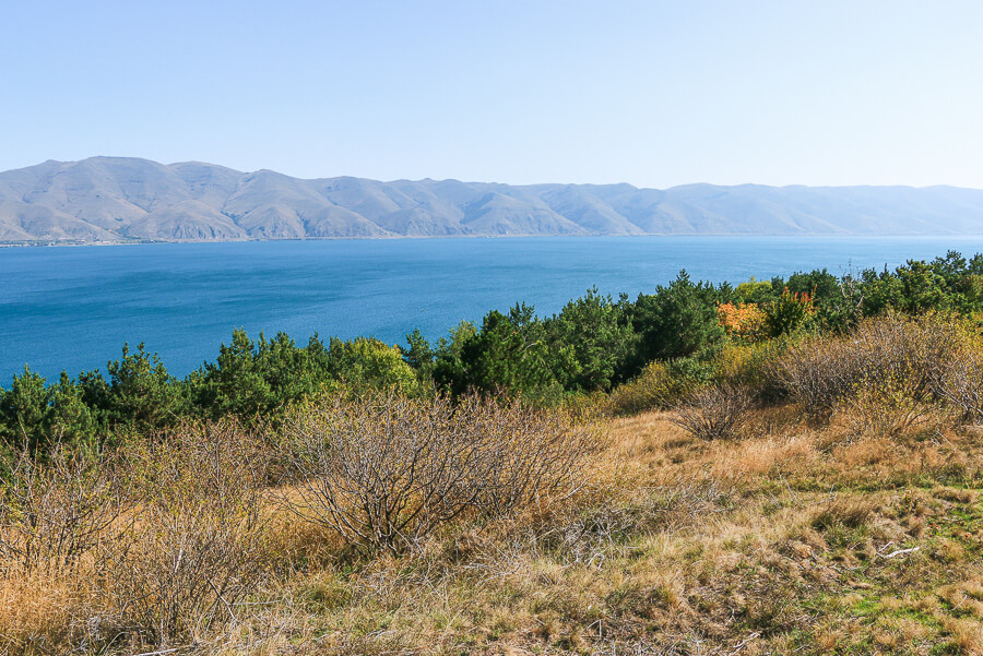 Lac sevan et les montagnes en Arménie