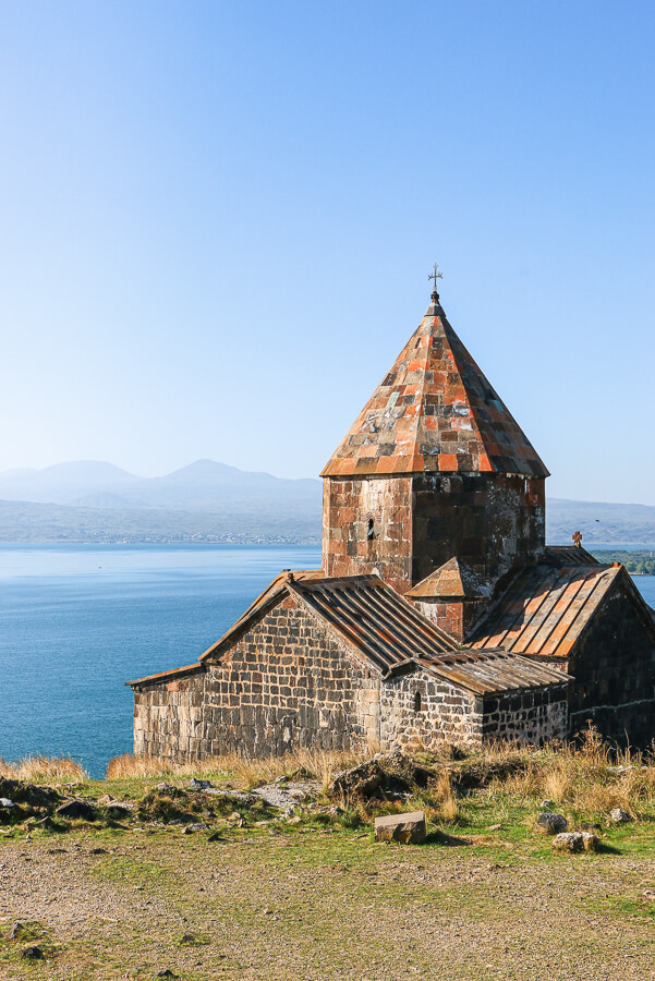 monastère de Sevanavank Arménie au bord du lac Sevan