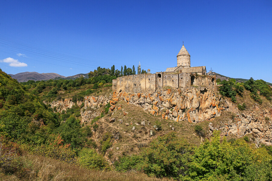 point de vue différent sur le monastère de Tatev - voyage en Arménie