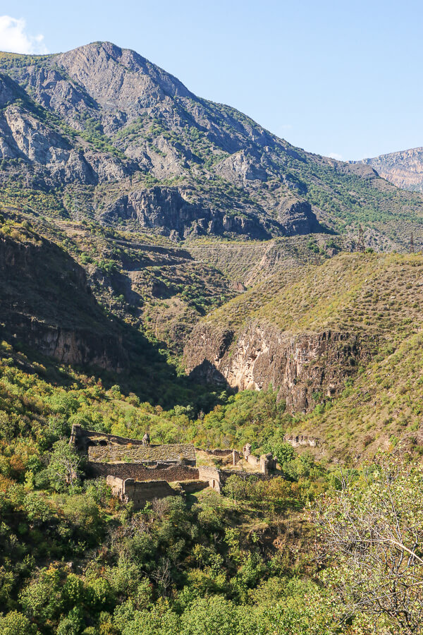 vue sur le monastere abandonné, ruines du grand ermitage de Syunik