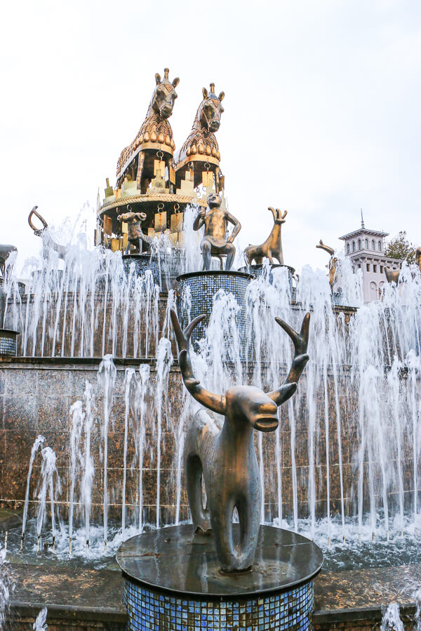 Colchis fontaine place centrale de Kutaisi, sculptures dorées