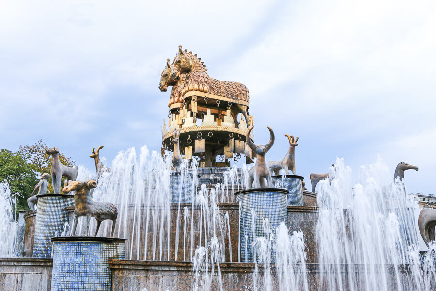 la belle fontaine Colchis au centre de Kutaisi