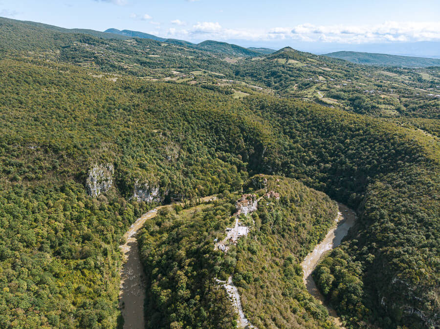 vue sur le monastère de Motsameta en drone sur son piton rocheux entouré de la rivière