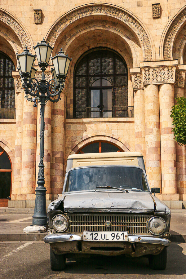 vieille voiture place de la république Erevan