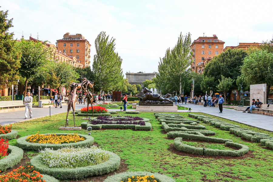 Place Tamayan et ses sculptures Erevan