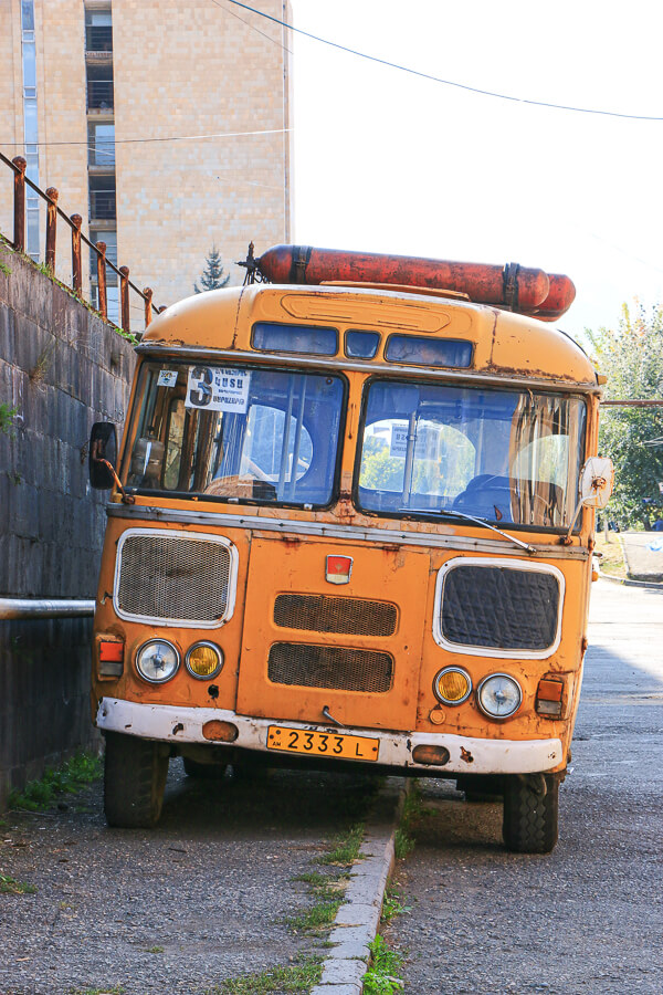 vieux bus américain dans les rues d'Alaverdi en Arménie