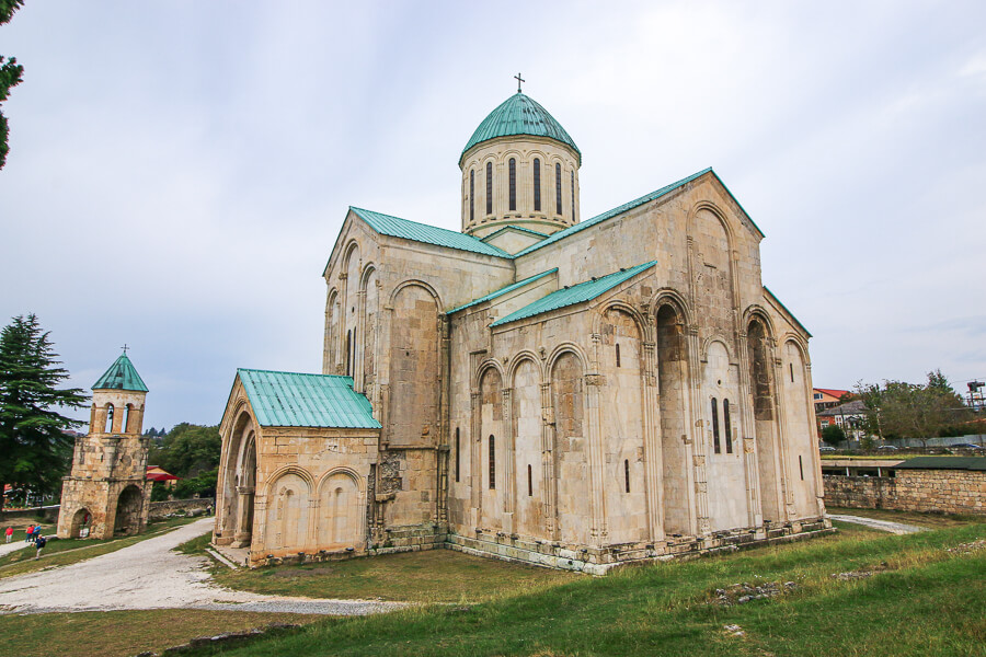 l'imposante cathédrale de Bagrati à Kutaisi sur les hauteurs