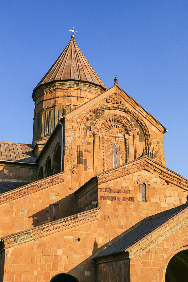 cathédrale de Mtskheta au coucher du soleil