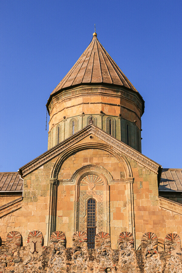 clocher et rempart de la cathédrale de Mtskheta
