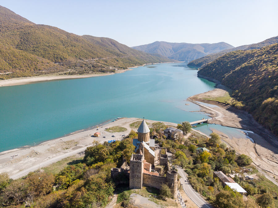 vue du ciel drone forteresse Ananouri Géorgie