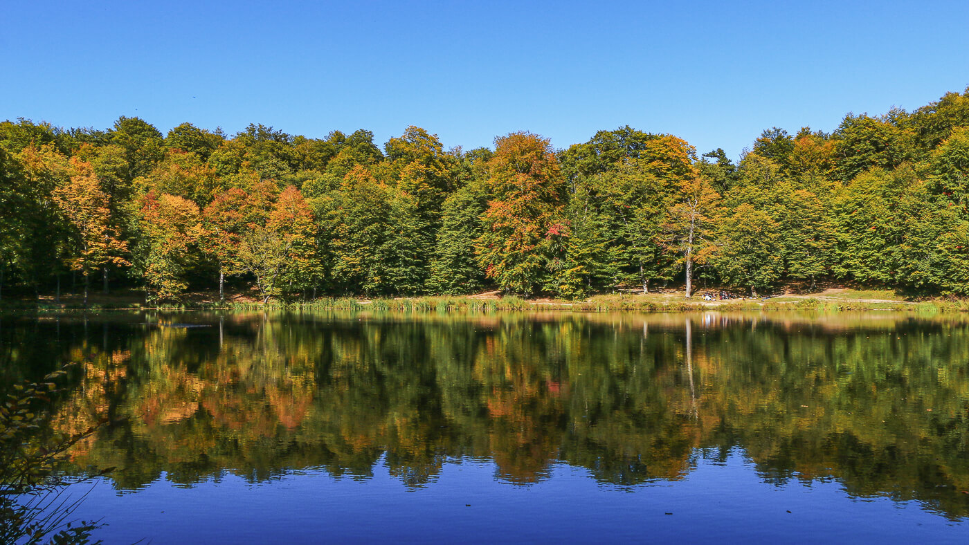 Petit lac de Gosh aux couleurs d'automne, région de Dilijan