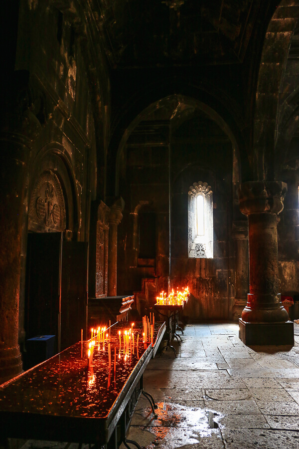 bougies à l'intérieur du monastère de Geghard