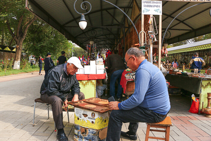 joueurs arméniens vernissage marché erevan