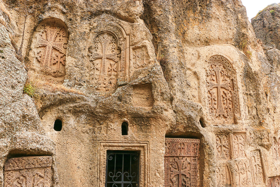 khatchkar et grottes troglodytes monastère de Geghard