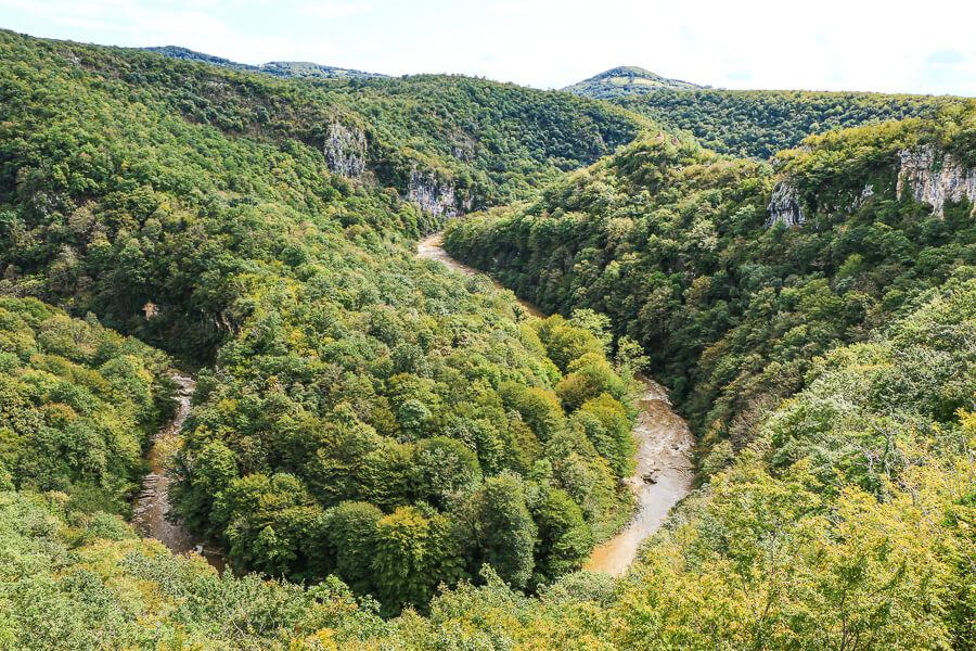 vue sur le monastère de Motsameta sur les gorges de la rivière Kutaisi