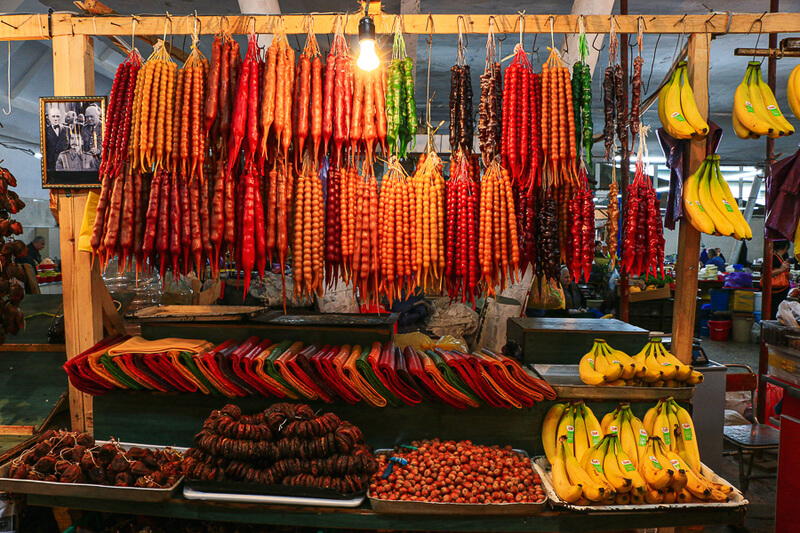 vendeur de churchkhela et fruits secs, marché de kutaisi, géorgie