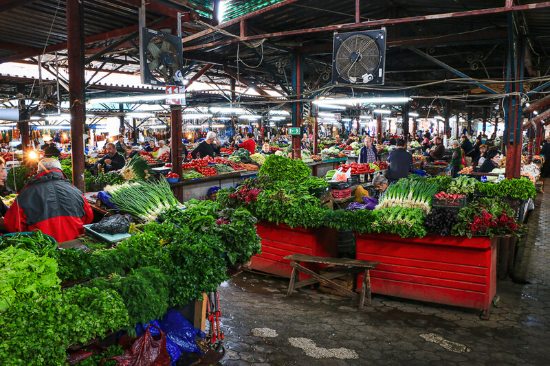 stand de légumes et herbes fraîches sur le marché de Kutaisi