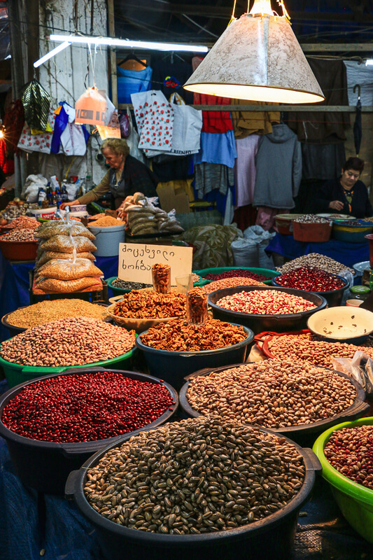 fèves et fruits secs sur le marché couvert de Kutaisi