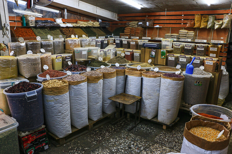 épices et graines sur le marché de Kutaisi