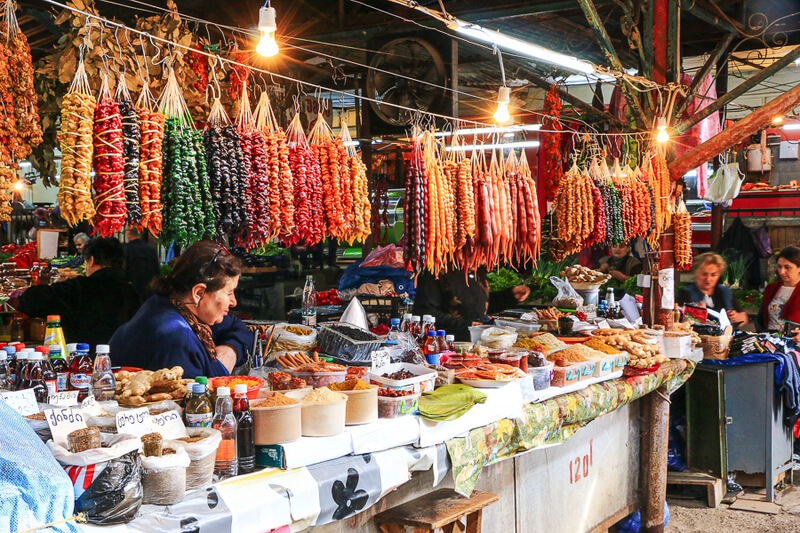 stand de churchkhela et fruits secs du marché couvert de kutaisi