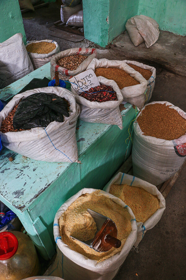 épices et farine au marché local de Chiatura Géorgie