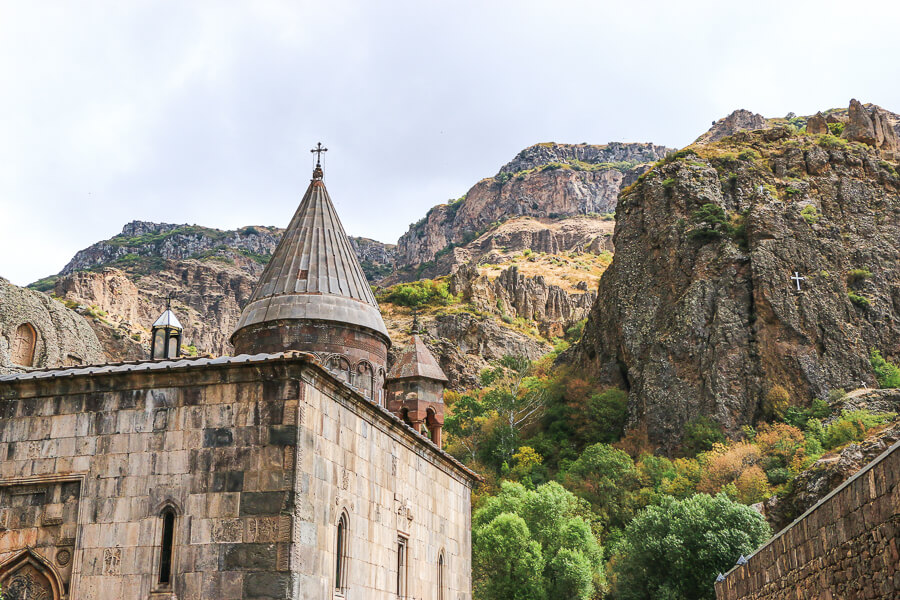 monastère de Geghard au milieu des falaises région d'Erevan