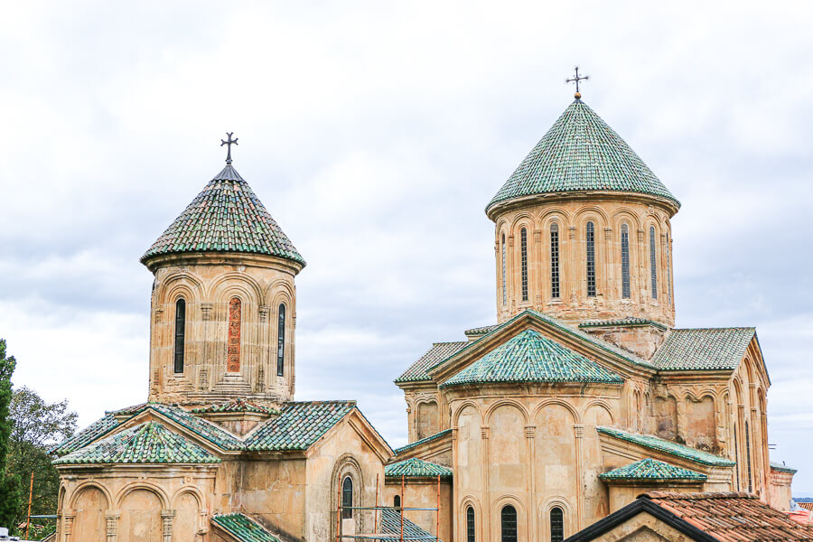 le monastère de Ghélati et son toit vert