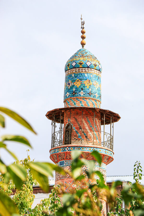 minaret coloré de la mosquée bleue de Erevan