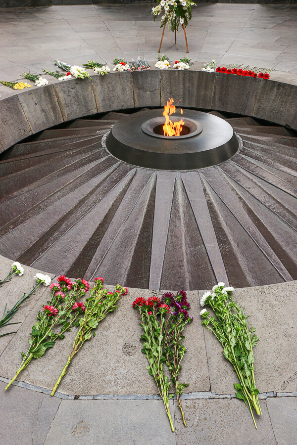 flamme éternelle musée du génocide arménien erevan