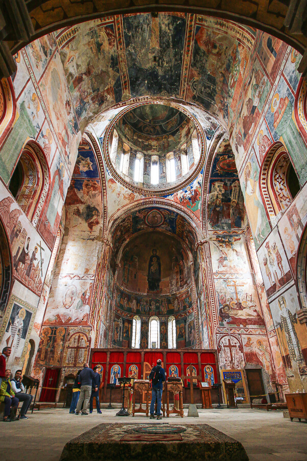 peintures colorées dans le monastère de Ghélati