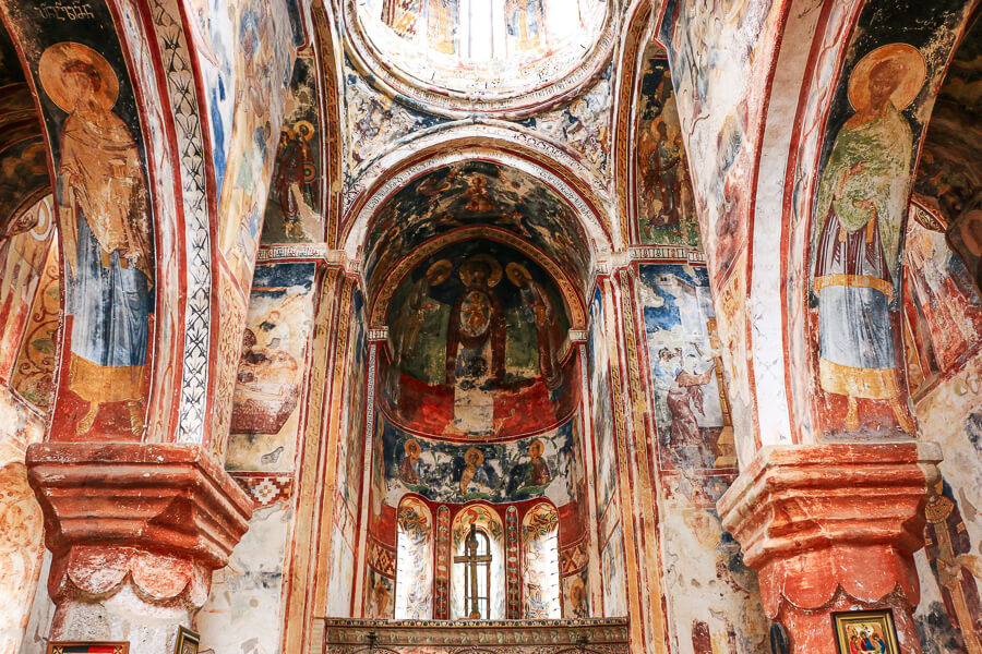 peintures colorées à l'intérieur du monastère de Ghélati, Kutaisi