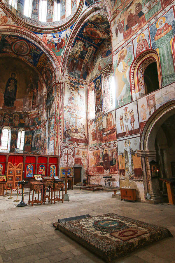 visite du monastère Ghélati et ses peintures colorées