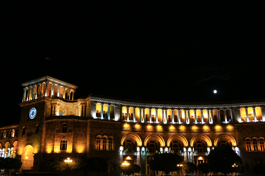 Place de la République de nuit Erevan