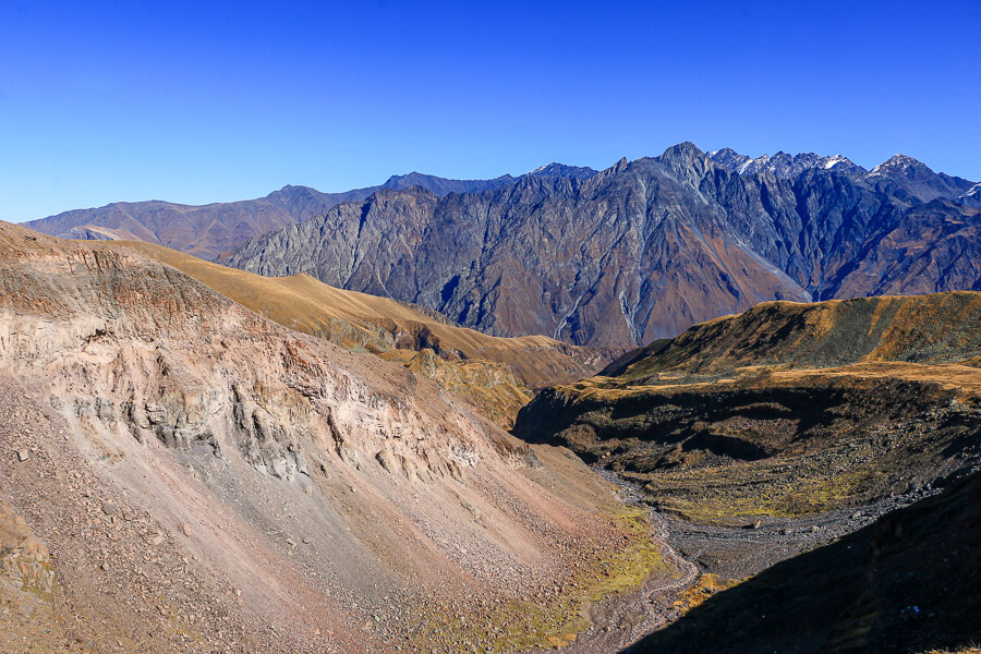 canyon au pied du Mont Kazbek et vue sur les sommets du Caucase