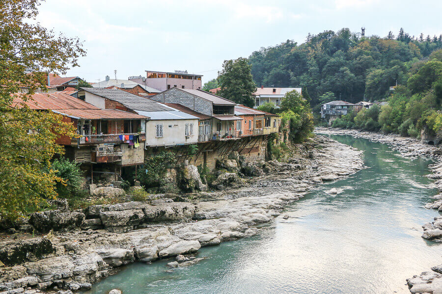 maisons avec terrasse sur la rivière Rioni à Kutaisi