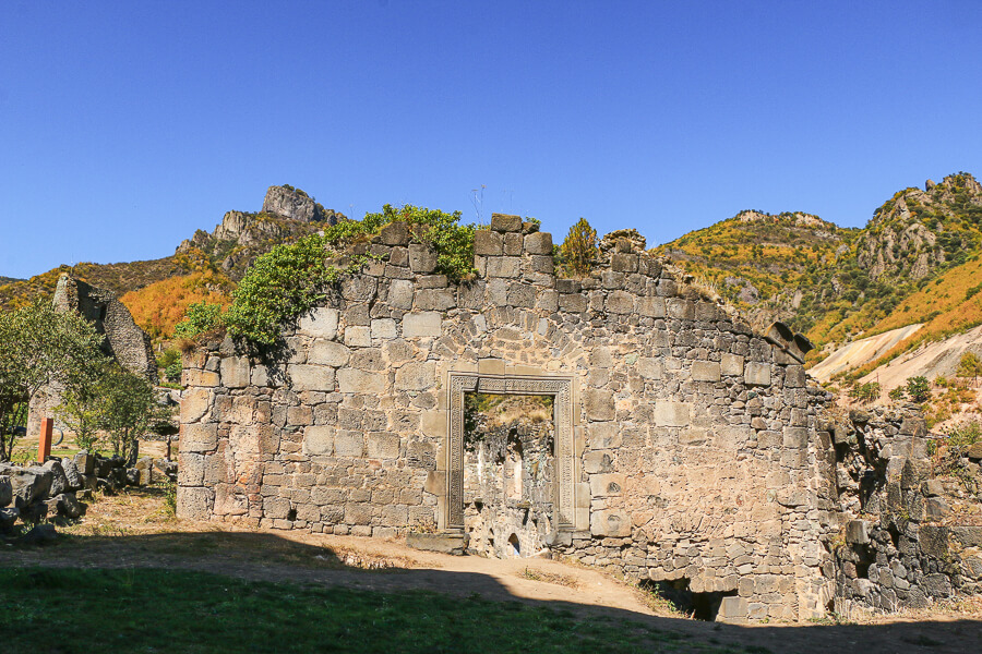 les ruines à côté du monastère d'Akhtala Nord Arménie voyage