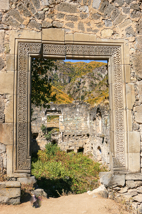 jolie porte sculptée avec les ruines à Akhtala Arménie