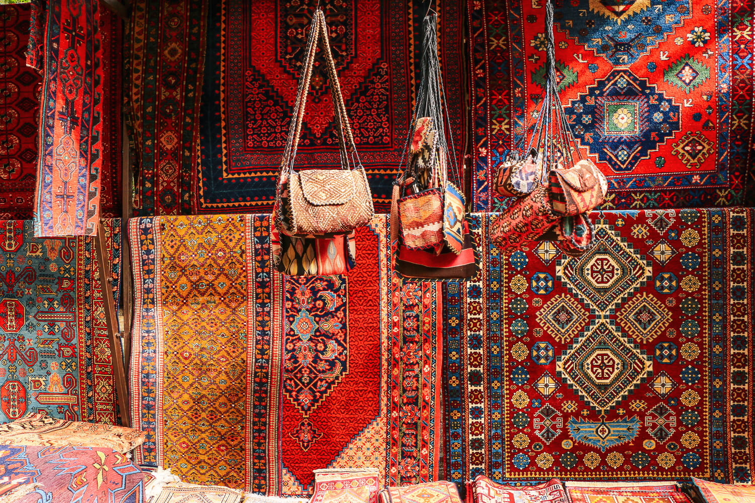 étales de tapis marché vernissage erevan arménie